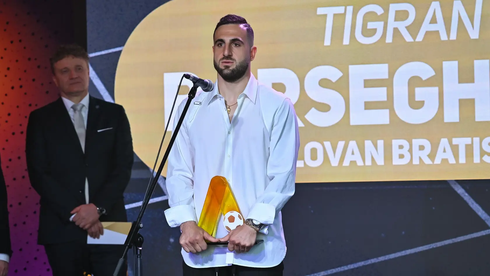 Tigran Barseghjan (ŠK Slovan Bratislava) si preberá ceny v kategóriách Najlepší hráč a Najlepší strelec počas slávnostného vyhlásenia Jedenástky sezóny.