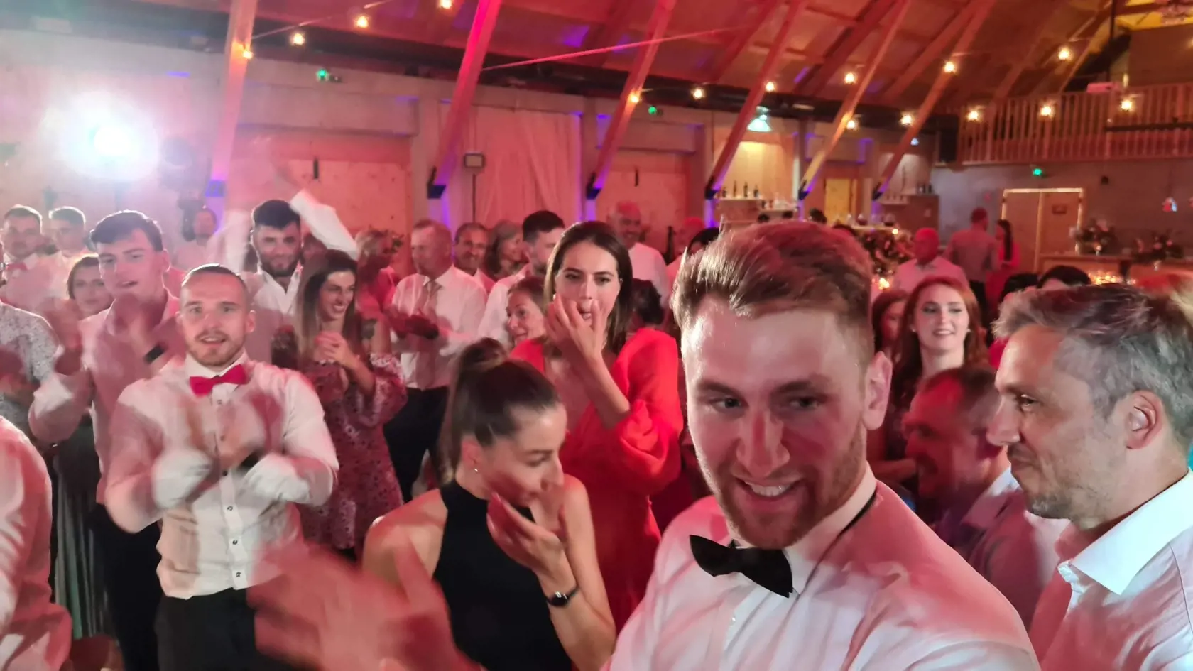 Mladomanželom a svadobným hosťom do tanca hrala skupina Ploštín Punk, ktorá zdieľala zábery zo svadby na sociálnej sieti. Petra Vlhová si spolu s ostatnými svadobnými hosťami vyhodila z kopýtka.