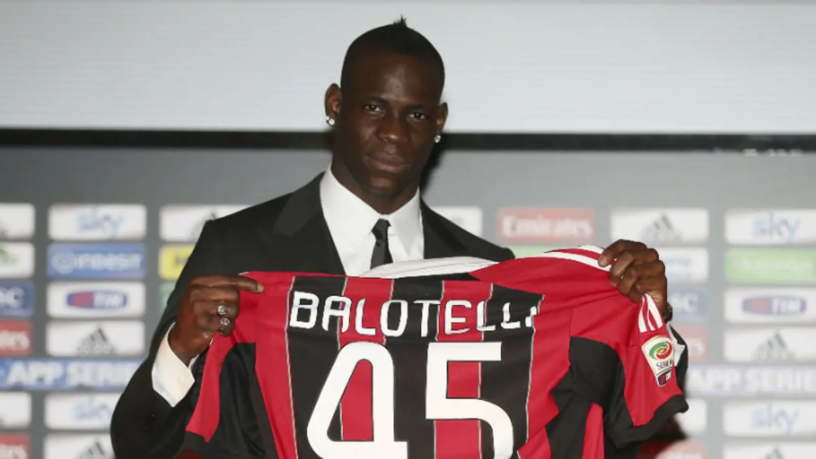 Nová posila talianskeho veľkoklubu AC Miláno Mario Balotelli pózuje s dresom klubu počas oficiálnej prezentácie na štadióne San Siro v Miláne 1. februára 2013.