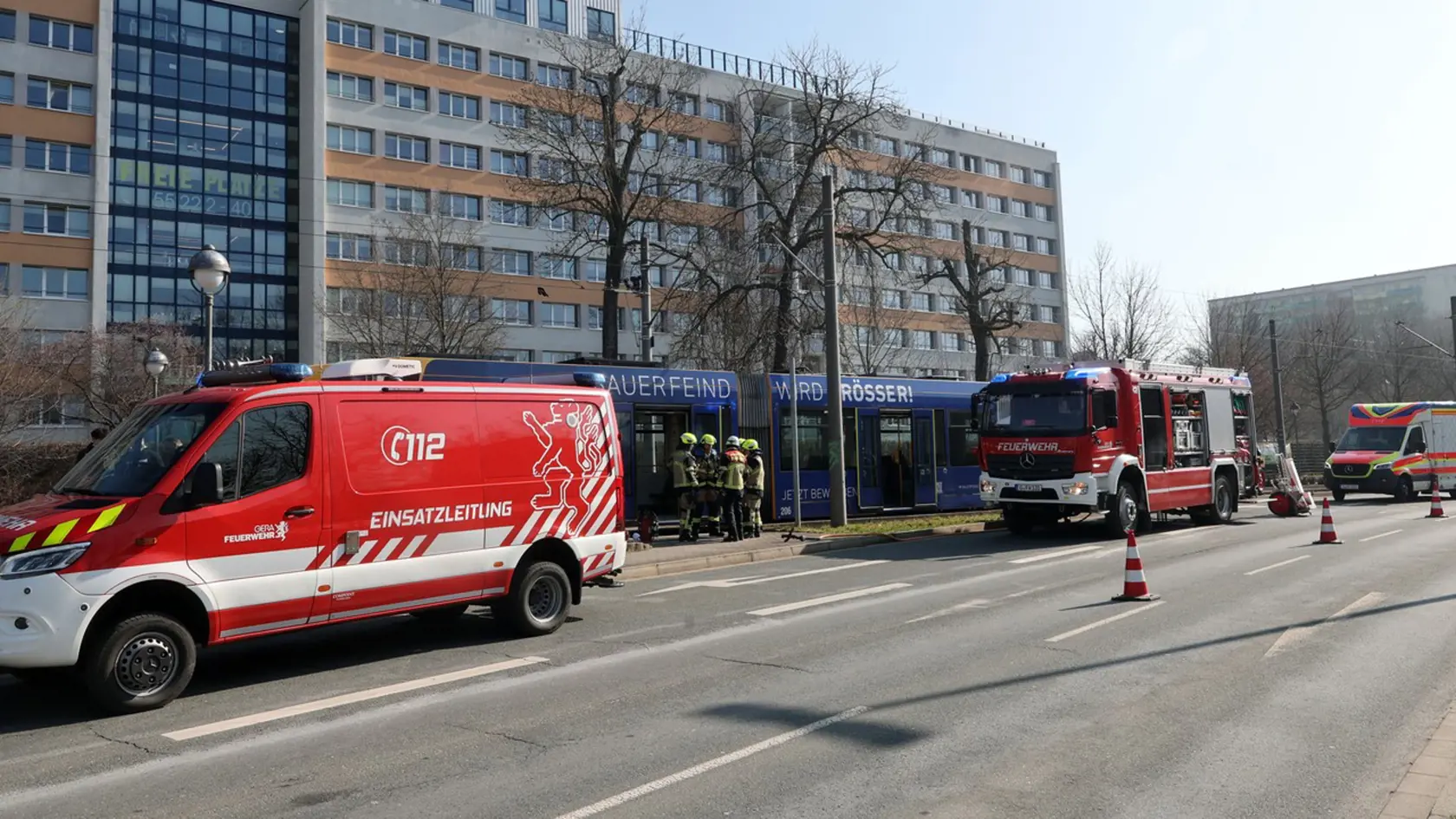 Polícia zasahuje pri električke, kde muž polial jednu z cestujúcich horľavinou a zapálil ju v nemeckom meste Gera.