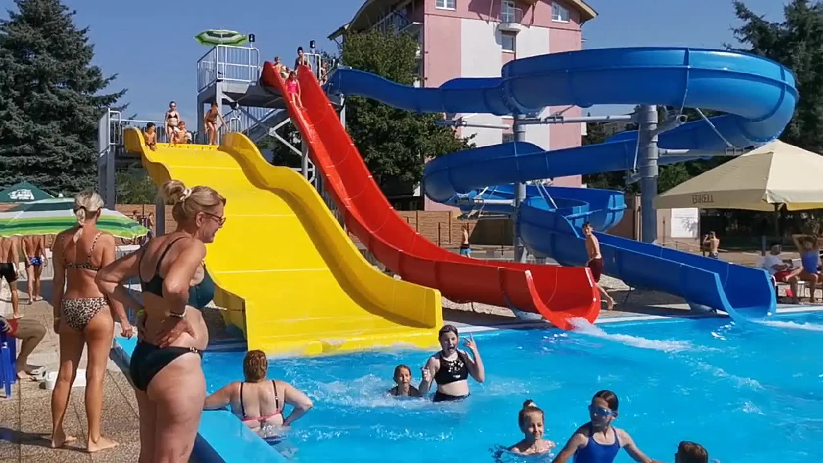 Mesto Púchov chcelo, aby jeho obyvatelia prestali mestské letné kúpalisko obchádzať. Pustilo sa teda do rekonštrukcie a odvlani sa môže popýšiť jedným z najkrajších kúpalísk v šírom okolí.