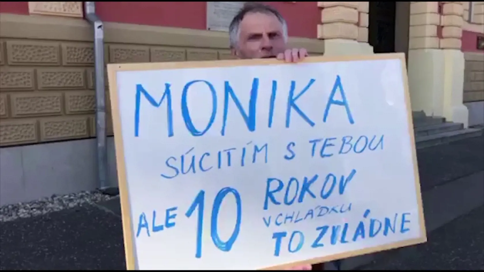 Protestujúci pred ŠTS Banská Bystrica.