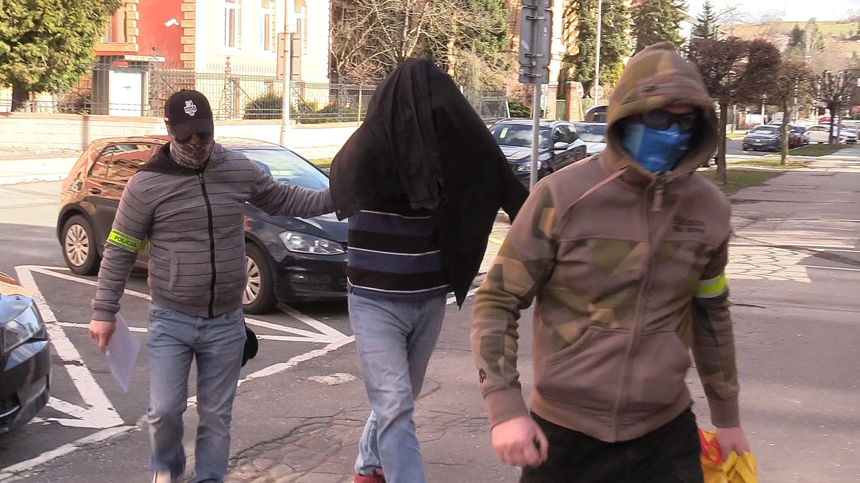 Špecializovaný trestný súd Banská Bystrica rozhoduje o vzatí do väzby 8 obvinených z korupcie v súdnictve.