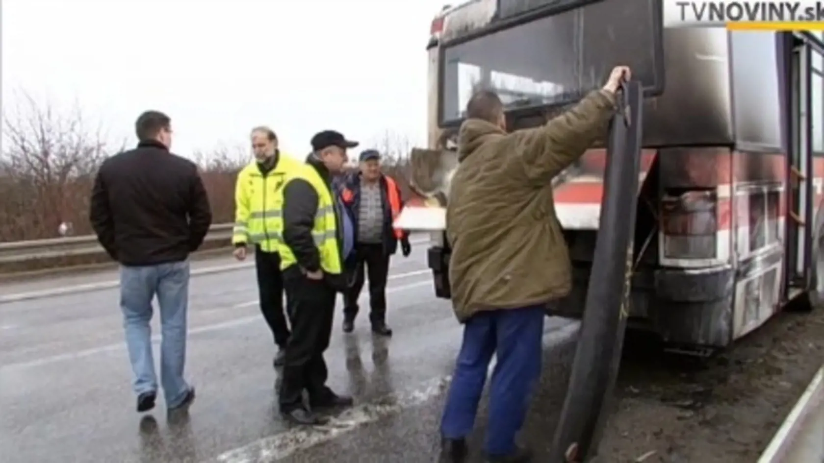 Autobus číslo 92 začal horieť počas jazdy.