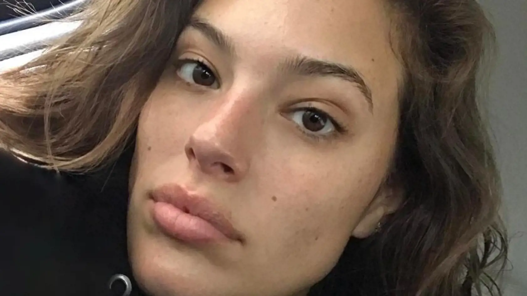 Ashley Graham - plnoštíhla modelka sa dostala na titulku časopisu „Sports Illustrated“ práve vďaka tomu, že ukázala svoju prirodzenosť. Aby sme boli presní, keď ukázala svoju celulitídu na rukách, bruchu a obrovský zadok. „Aj keby som bola 100-percentne dokonalá, ľudia by stále našli niečo, čo by sa im nepáčilo a čo by mohli kritizovať,“ objasnila svoju bezprostrednosť ukázať, aká v skutočnosti je. Má krásnu tvár a veľké telo, a to je predsa absolútne v poriadku.