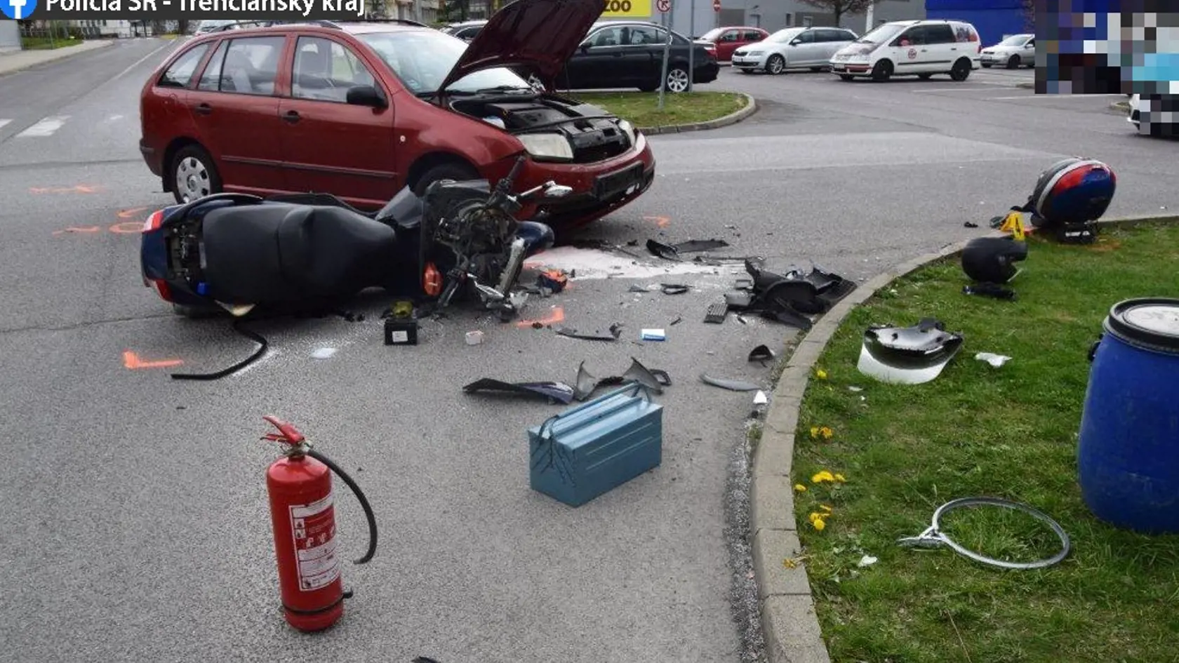 Policajný vyšetrovateľ obvinil 35-ročného vodiča z prečinu ublíženia na zdraví. V Považskej Bystrici nedal prednosť motocyklistovi, ktorý následkom zrážky utrpel ťažké zranenia. Informovala o tom trenčianska polícia na sociálnej sieti.  "Vodič automobilu Škoda Fabia nedal prednosť po hlavnej ceste jazdiacemu motocyklu Suzuki. V dôsledku toho došlo k zrážke osobného vozidla a motocykla. Šesťdesiatročný motocyklista utrpel zranenia s dobou liečenia viac ako tri mesiace," informuje polícia. Alkohol