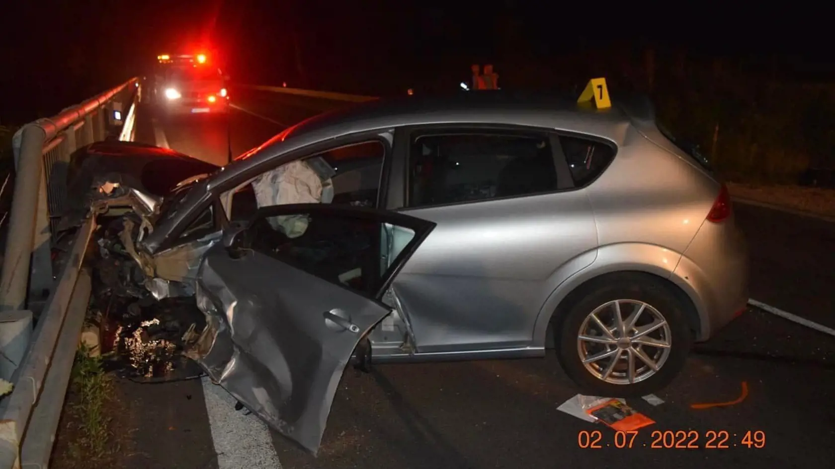 Na snímke auto Seat Leon po nehode pri obci Lubina v okrese Nové Mesto nad Váhom 2. júla 2022. FOTO TASR - KR PZ v Trenčíne