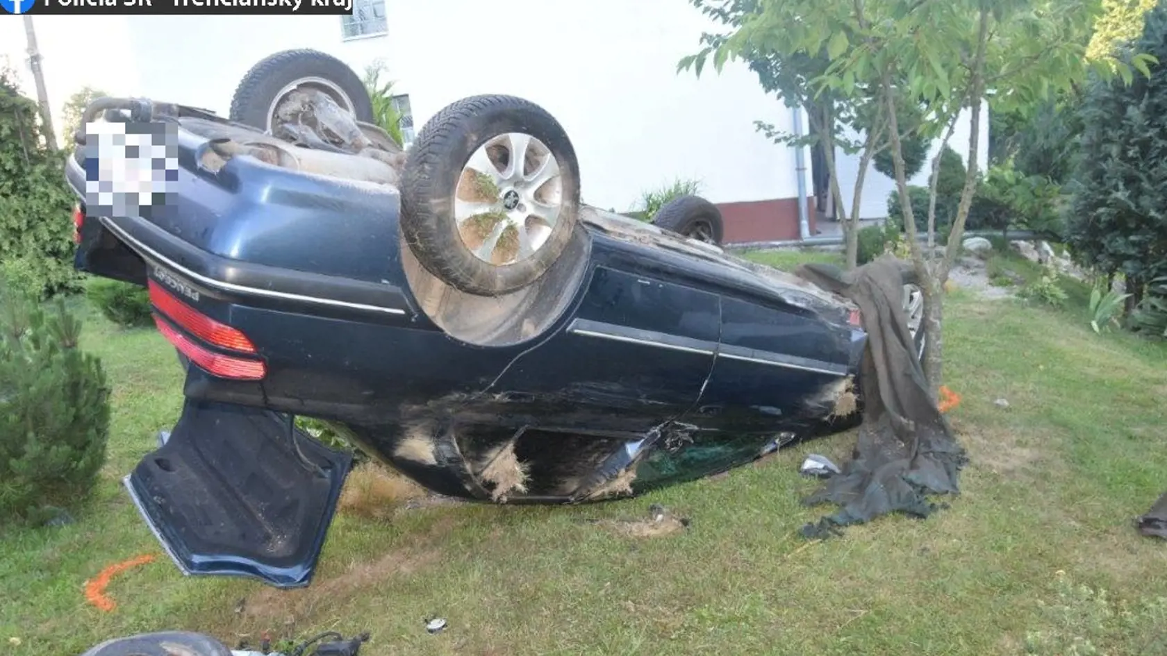Na snímke osobné auto značky Peugeot, ktoré riadil opitý 20-ročný vodič, skončilo prevrátené na streche v záhrade rodinného domu v obci Lednické Rovne v Púchovskom okrese. Vodič pravdepodobne v dôsledku neprispôsobenia rýchlosti svojim schopnostiam zišiel mimo vozovky a narazil do stĺpa elektrického vedenia.FOTO TASR - KR PZ v Trenčíne, 18. júla 2022 