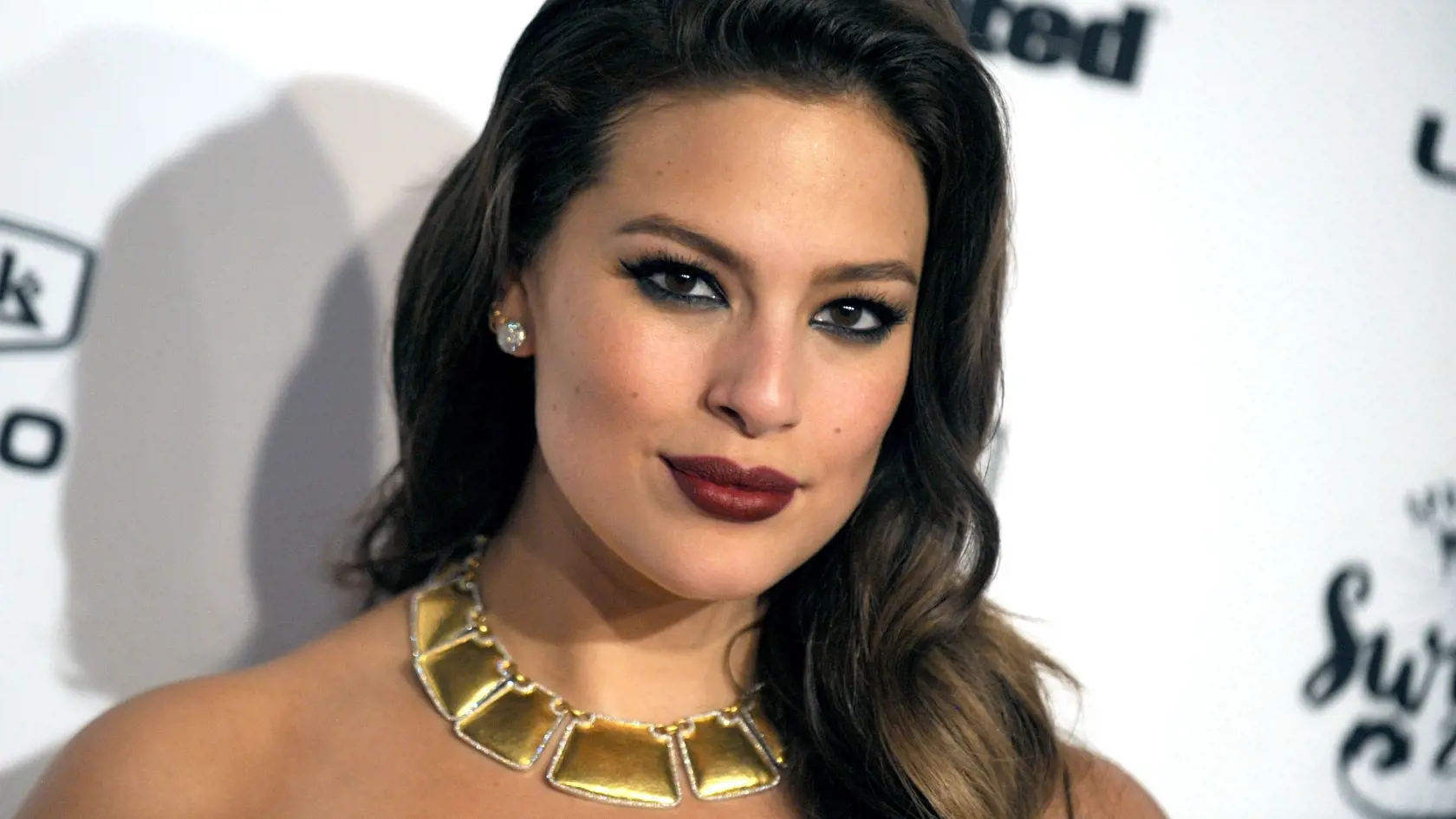 Plus size modelka Ashley Graham radí, ako si vybrať správne plavky.