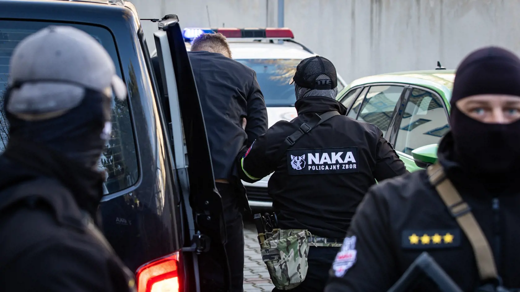Adama Puškára priváža policajná eskorta na súd v Petržalke. 