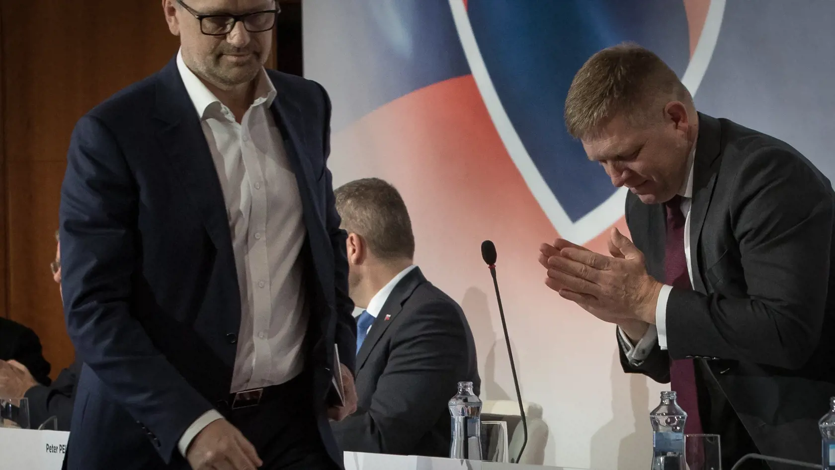 Snem politickej strany Smer SD v Martine. Na snímke zľava sa odchádzajúci podpredseda strany Marek Maďarič sa lúči s predsedom strany Robertom Ficom.