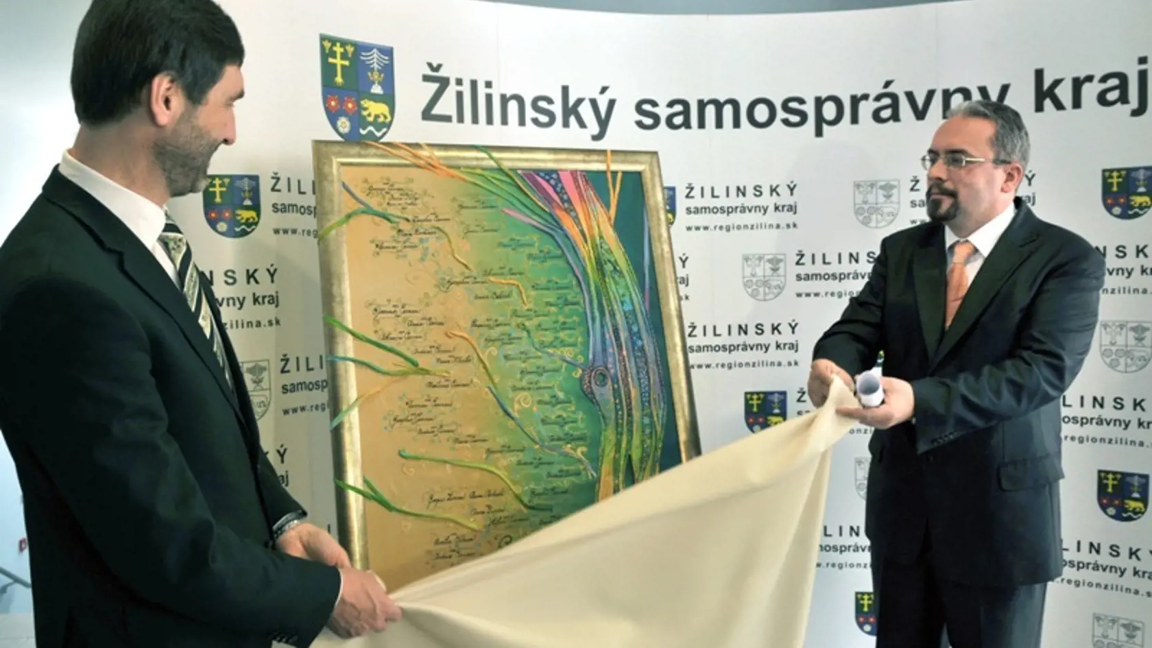 Rodostrom Cernanových predkov odhalili predseda ŽSK Juraj Blanár (vľavo) a riaditeľ Kysuckého múzea v Čadci Miloš Jesenský.