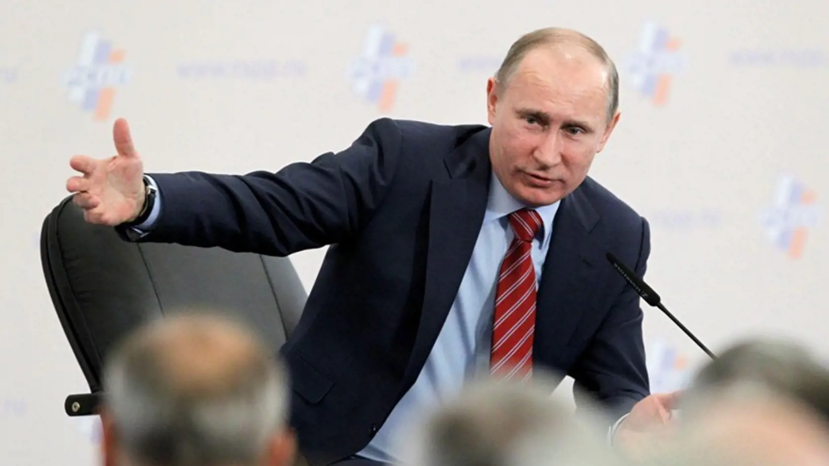 Vladimir Putin sľubuje zvýšenie platov učiteľom a lekárom a zvýšenie počtu obyvateľstva.