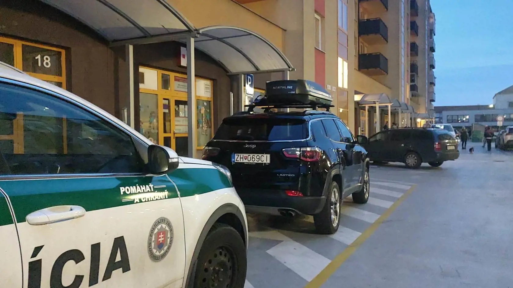 Z bytovky na Vyšehradskej ulici v Bratislave vypadli muž a žena, v byte napokon našla polícia aj mŕtve dieťa.