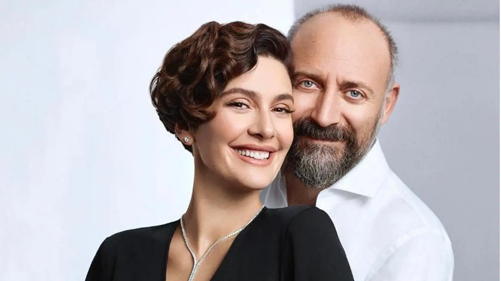 Bergüzar Korel a  Halit Ergenç sa tešia z druhého potomka