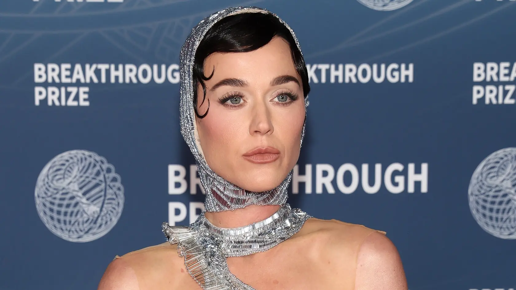Speváčka Katy Perry zvolila futuristické strieborné šaty s výstrihom, ktorý odhaľoval jej dekolt.