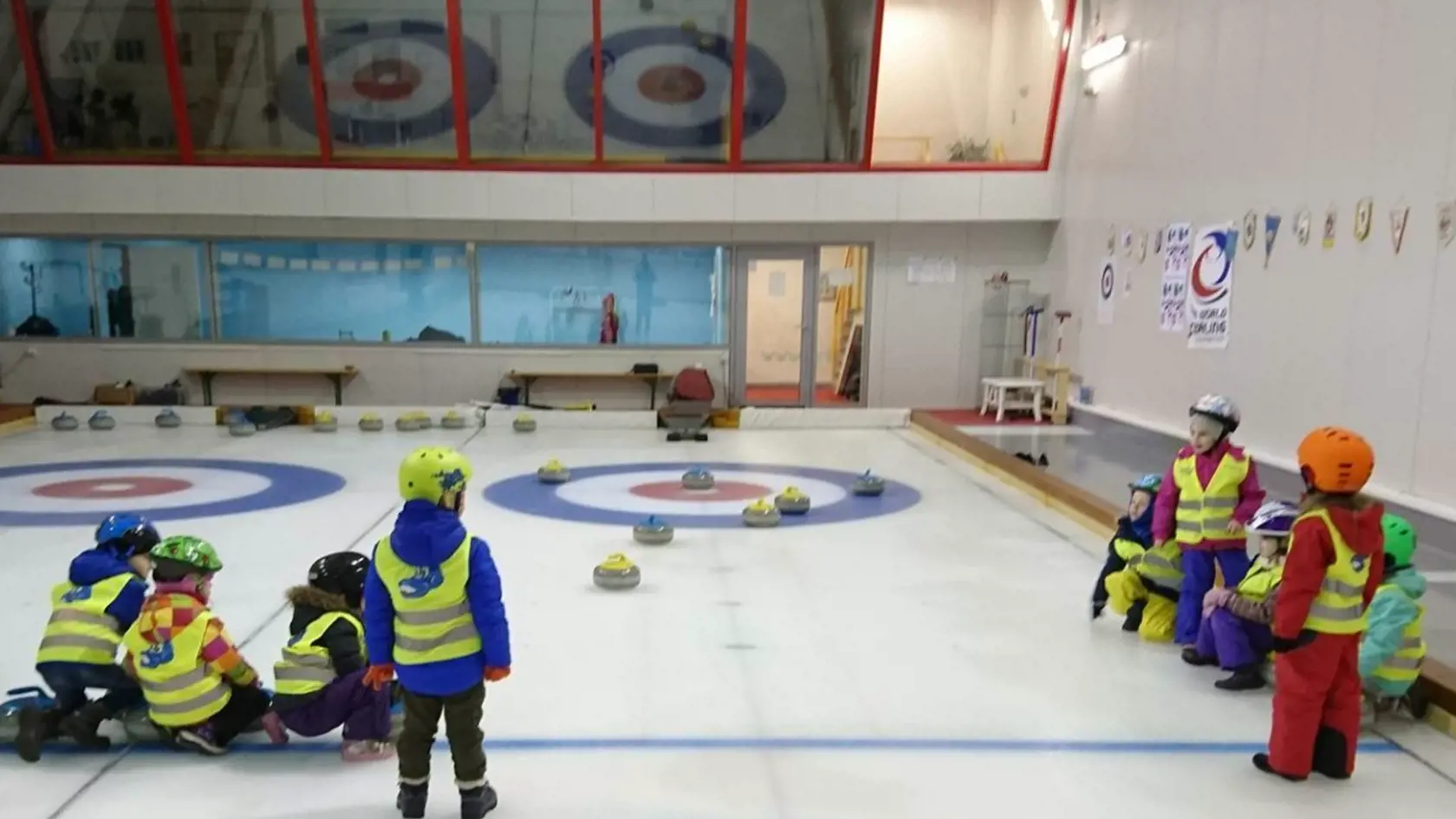 Počas 15 rokov si curling vyskúšali stovky detí.