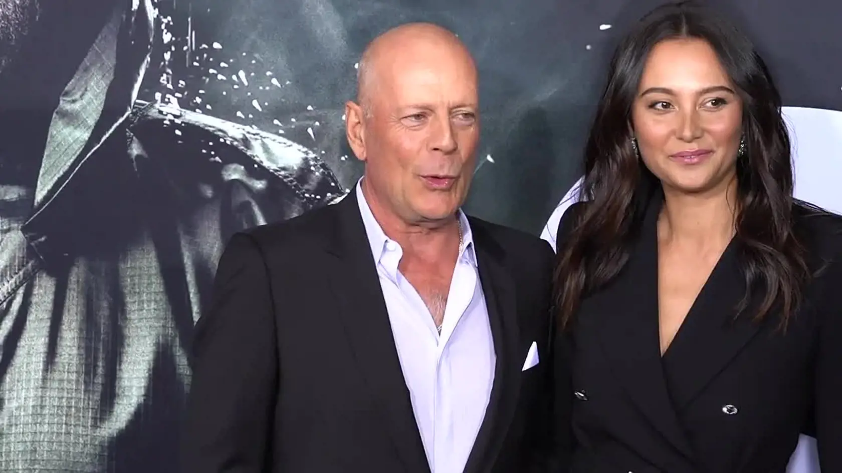 Obľúbený herec Bruce Willis (68) musel pre vážnu chorobu skončiť s herectvom a odvtedy sú jeho hlavné úlohy obmedzené na otca a manžela. Na novej rodinnej fotografii, ktorú zverejnila jeho exmanželka Demi Moore (61), je z neho iný človek.