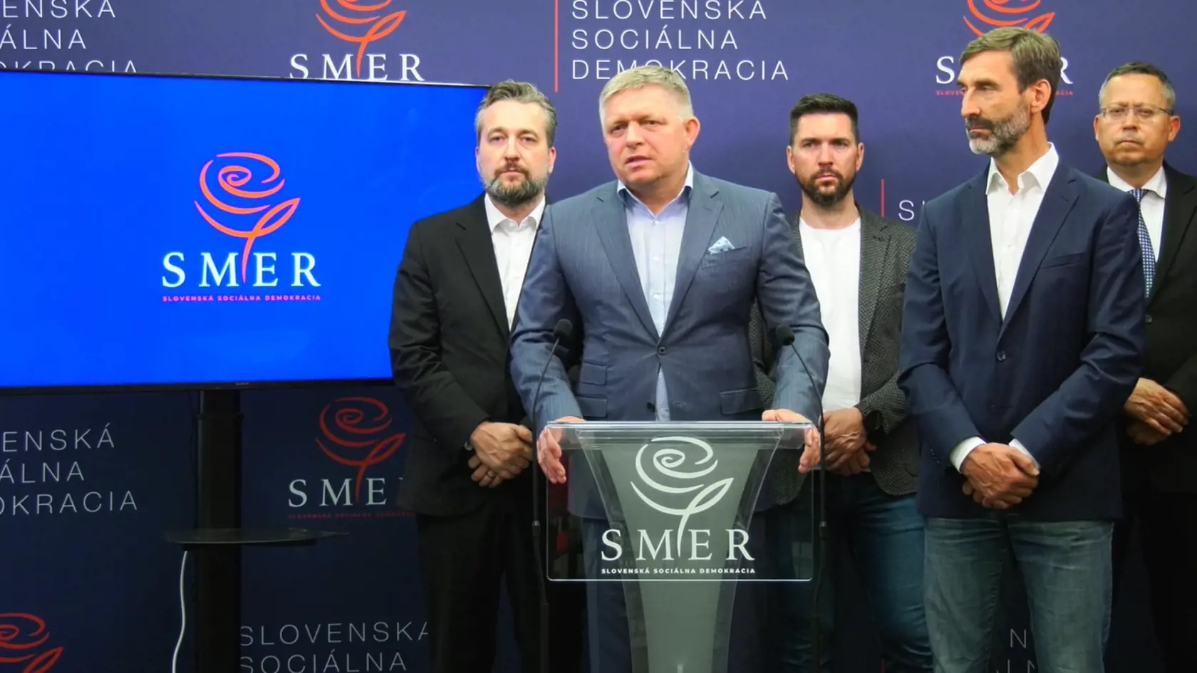 Fico sa pred fanúšikmi a voličmi prejavuje ako veľký sociálny demokrat, ktorý nadáva na prezidentku, NATO, Brusel a USA... A potom ho tí istí voliči vidia na párty americkej ambasády...
