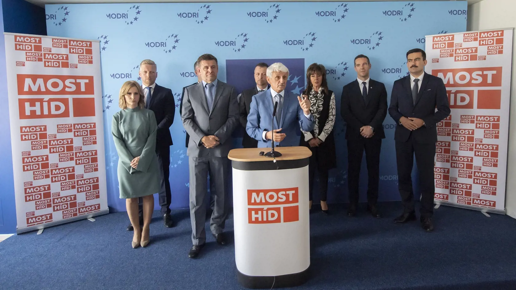 Spoločná tlačová konferencia strán Modrí-ES a Most-Híd na tému Spoločný postup pred septembrovými parlamentnými voľbami v Bratislave 29. mája 2023. Na snímke v popredí vpravo predseda strany Modrí - Európske Slovensko Mikuláš Dzurinda a naľavo predseda strany Most - Híd László Sólymos. FOTO TASR - Martin Baumann