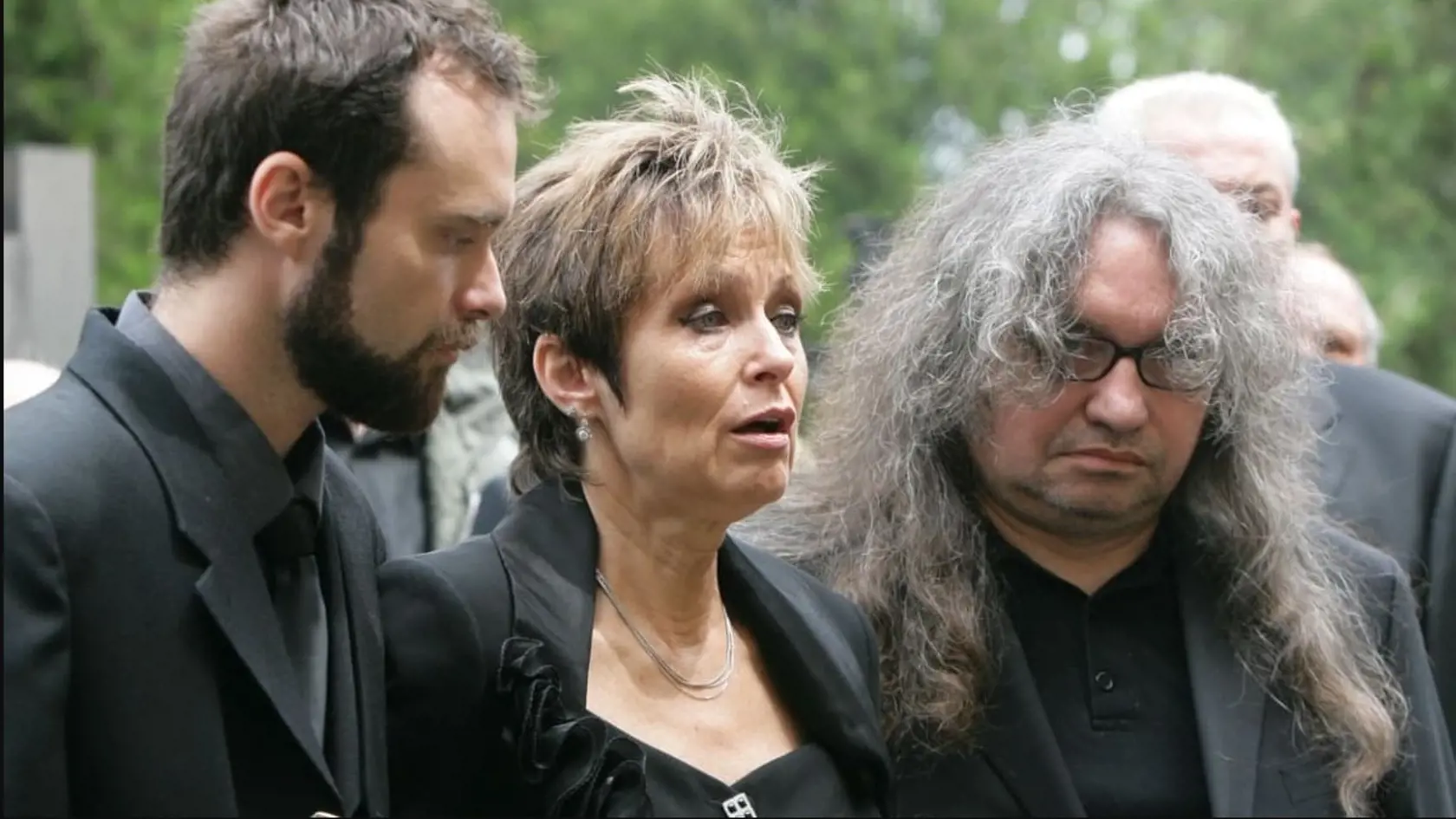 Synovia Waldemara Matušku sa zišli až na jeho pohrebe: Vpravo Mirek, vľavo Waldemar junior. Uprostred tretia spevákova manželka Olga.