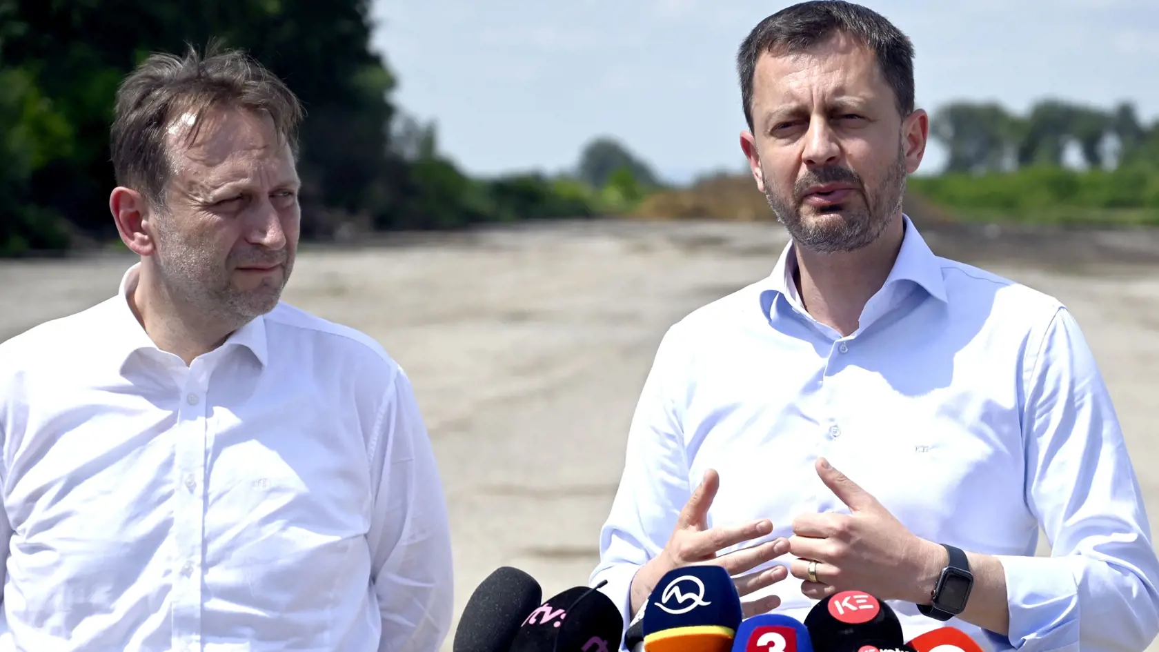Na snímke zľava minister pôdohospodárstva a rozvoja vidieka SR Samuel Vlčan a predseda vlády SR Eduard Heger.