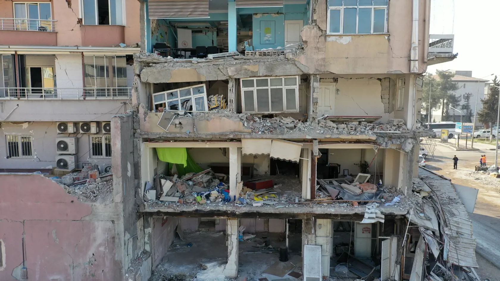 Desivé zemetrasenie v Turecku a Sýrii si vyžiadalo tisíce obetí, skazu miest a budov a ďalšie predpovede známych vedcov. Oblasť, ktorá bola zasiahnutá najviac pocítila v uplynulých dňoch ďalšie otrasy, ktorých bolo zaznamenaných niekoľko stovák. Katastrofa si vyžiadala 50 tisíc obetí.