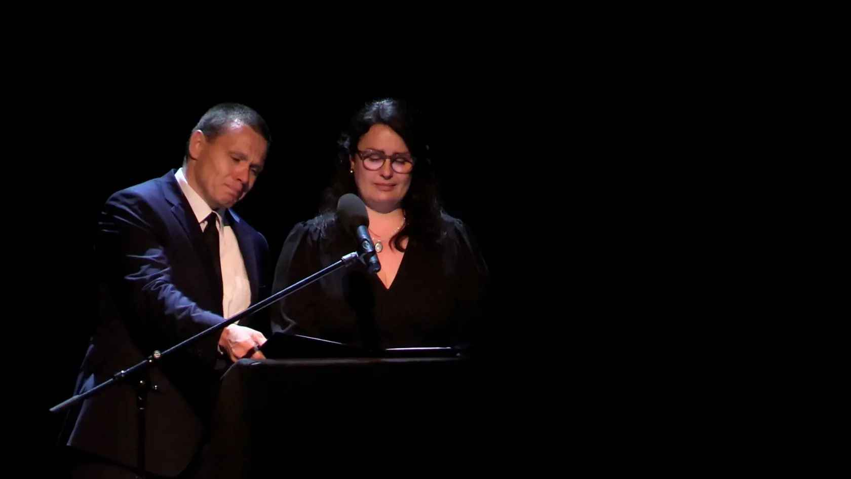 Užialená Petra Polnišová spolu s Michalom Kubovčíkom na poslednej rozlúčke s Danielom Herivbanom.