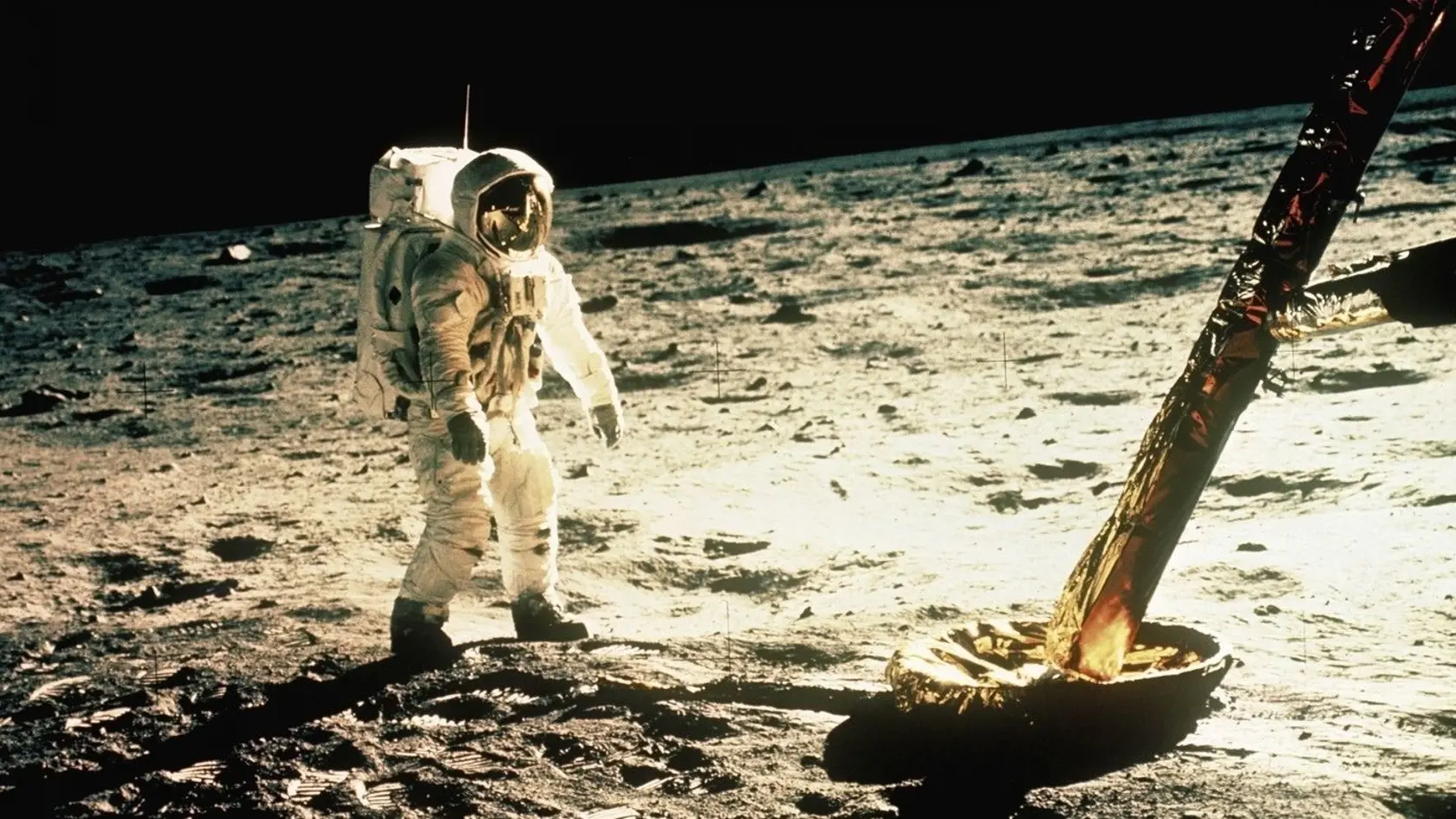 Neil Armstrong, prvý človek na Mesiaci (* 5. august 1930 – † 25. august 2012).
