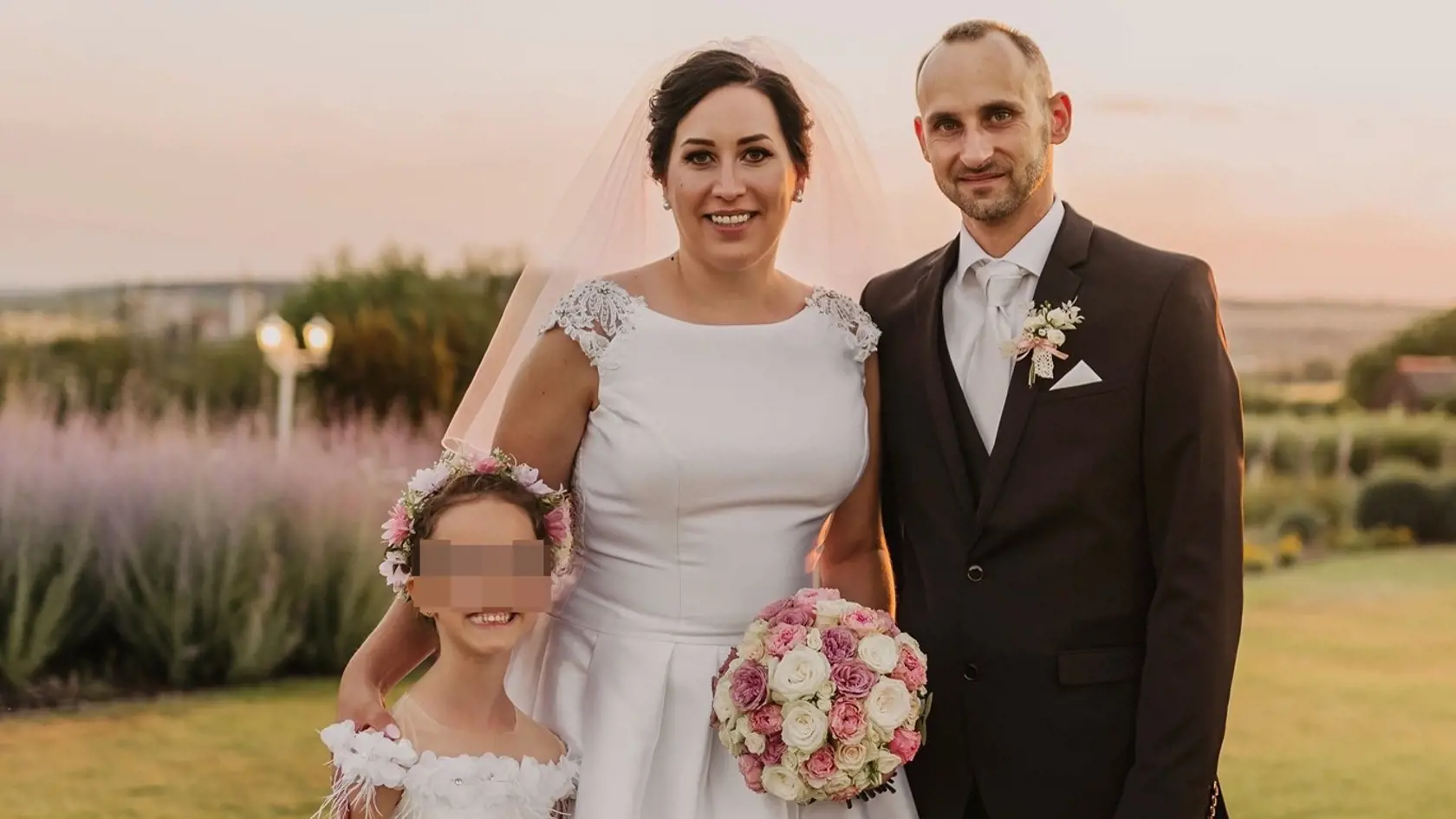 Pri nehode prišli o život rodičia Eva (†31) a Marek (†37) a dcérka Prea Sofia (†8). Prežil iba ročný synček, ktorý bol prevezený do nemocnice v Nových Zámkoch.