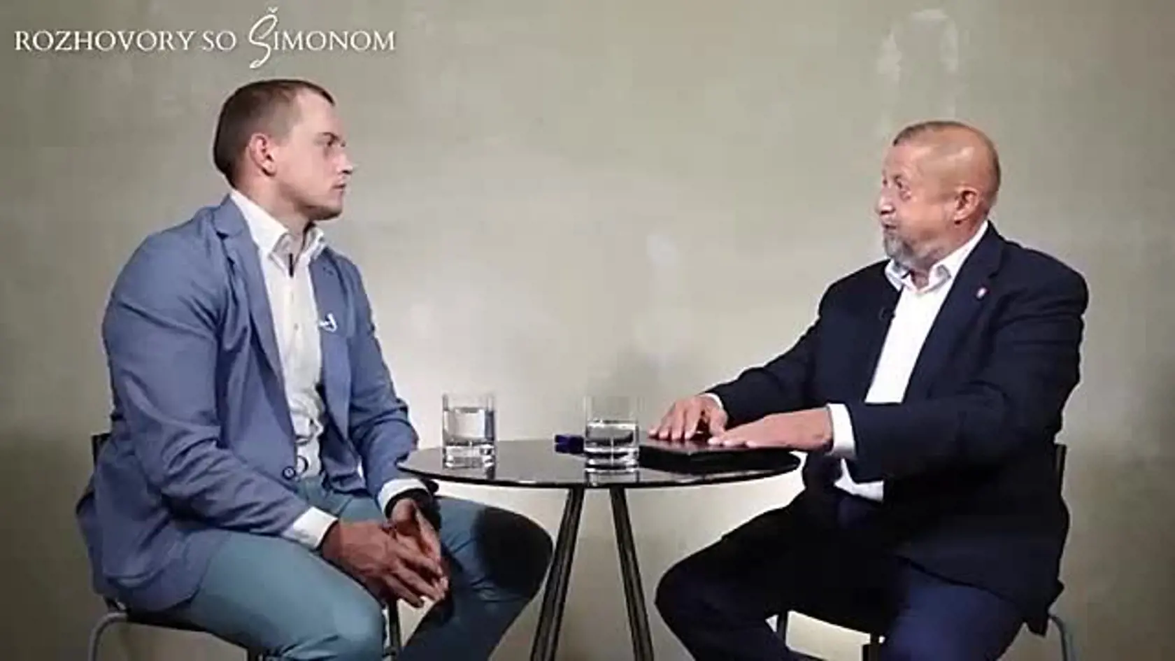 Moderátor Šimon Ždiarsky v rozhovore so Štefanom Harabinom.
