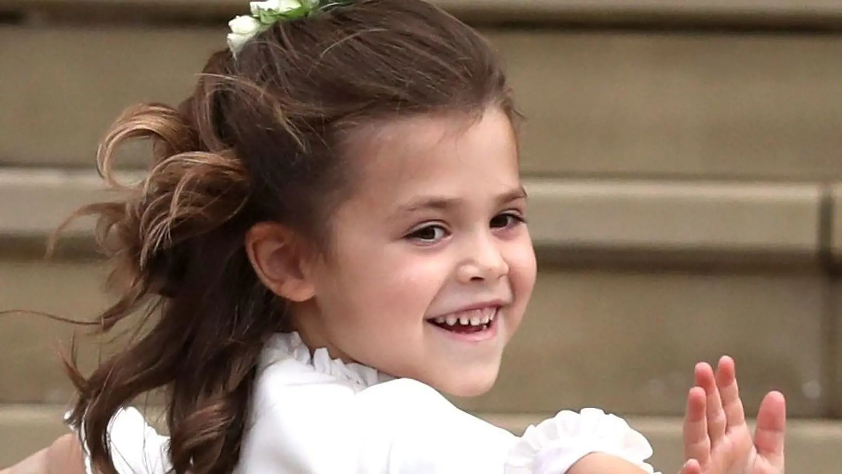 Robbie Williams na svadbe princeznej Eugenie s manželkou Aydou Field a dcérou Theodorou.