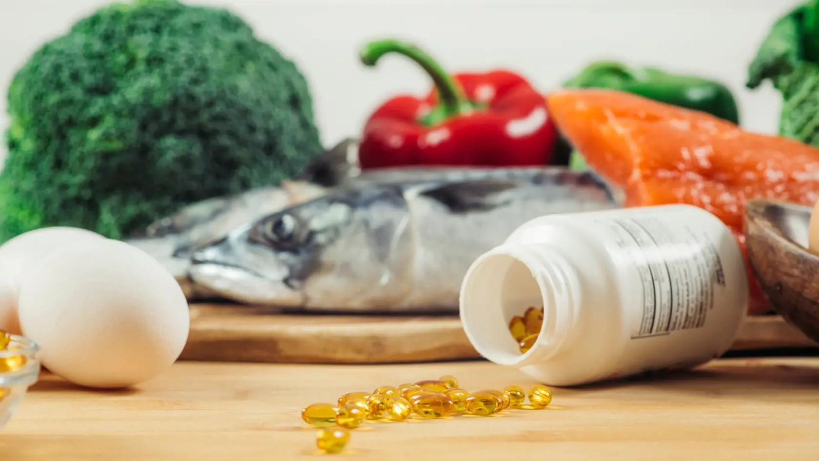 Okrem užitočného vitamínu C upriamte pozornosť tiež iným smerom, a to na vitamín D. Najideálnejší je prirodzene získaný zo slnečného žiarenia, ktoré dopadá na našu pokožku. Toho však nie je momentálne dostatok a dostatočný nie je ani pohyb na čerstvom vzduchu, preto vám pravdepodobne chýba. Vitamín D je nevyhnutný pre správne fungovanie imunitného systému. Nebojte sa ho preto dopĺňať, denne až  2000 IU. 