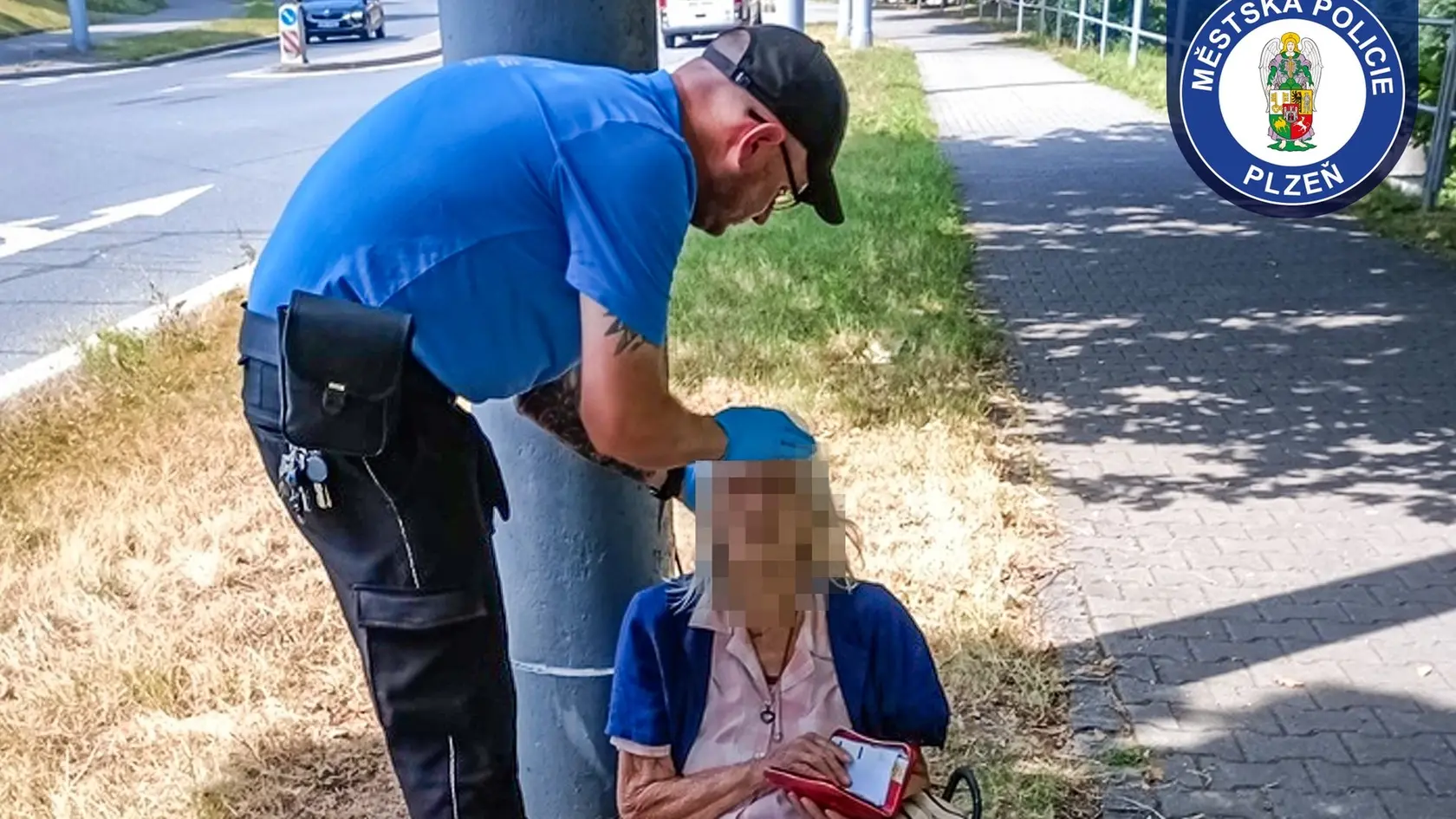 Seniorka bola vyčerpaná, s bolestivým zranením nohy a so psíkom po boku.