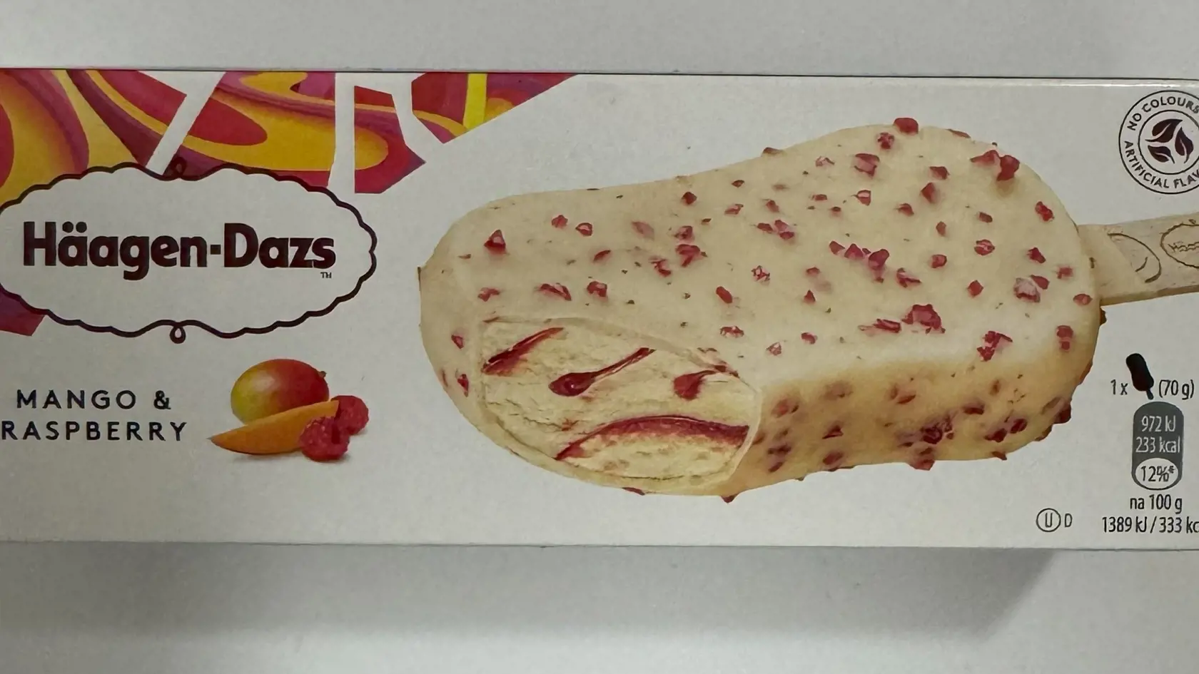 12. Haagen Dazs mango a malina 2,29 € =  V zložení nachádzame na prvom mieste cukor, čo znamená, že v tomto nanuku má najväčšie zastúpenie, čo považujem za negatívum. Ďalej v zložení nachádzame smotanu, mlieko, ovocné pyré, kakaové maslo, vaječný žĺtok, ovocné šťavy a dve éčka s nízkym skóre škodlivosti, čo je v porovnaní s niektorými predošlými nanukmi nadpriemer z hľadiska obsahu éčok.
