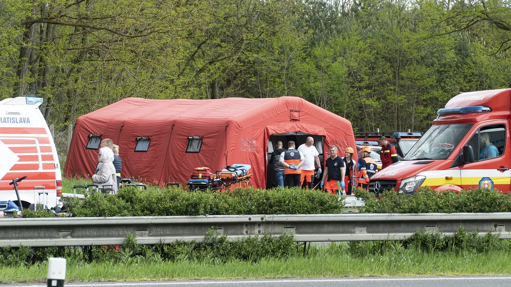 Dopravná nehoda, ktorá sa v pondelok predpoludním stala na diaľnici D2 v smere do Kútov, si vyžiadala jednu obeť, 59 osôb utrpelo zranenia rôzneho rozsahu.