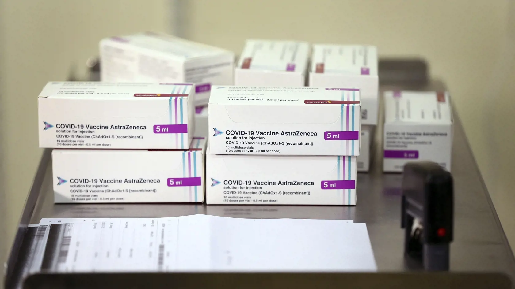 KK42 Haywards Heath - Na snímke krabičky s fľaštičkami s vakcínou proti koronavírusu, ktorú vyvinuli vedci z Oxfordskej univerzity v spolupráci s farmaceutickou spoločnosťou AstraZeneca 2. januára 2021 v britskom meste Haywards Heath. FOTO TASR/AP