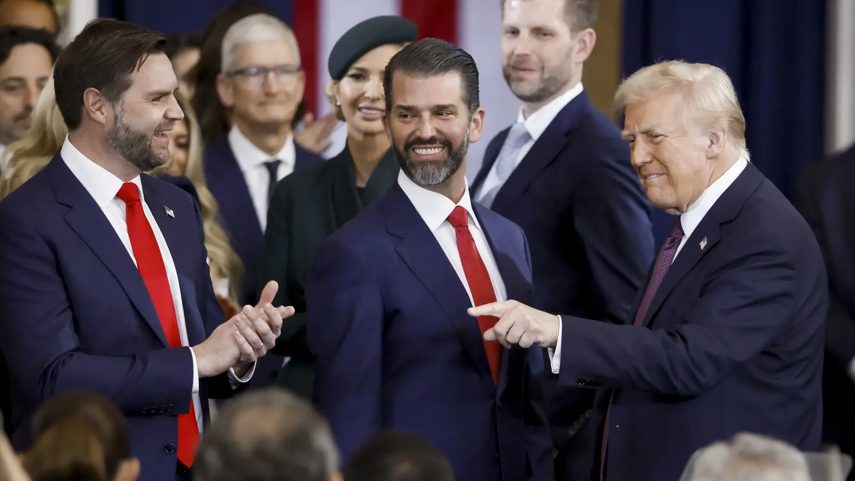 Donald Trump so svojím synom Donaldom Trumpom mladším (v strede) a viceprezidentom USA JD Vanceom.
