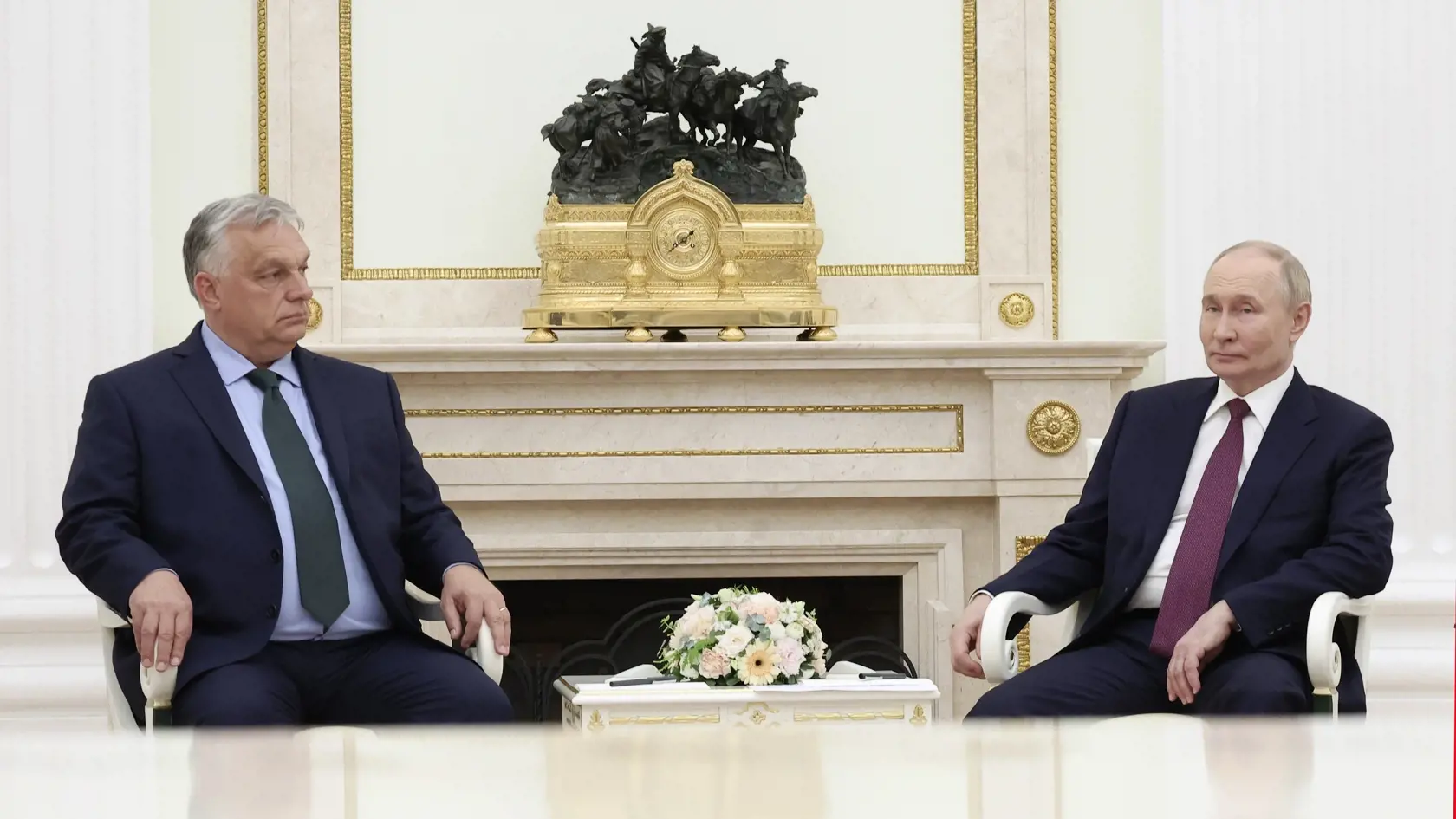 Ruský prezident Vladimir Putin (vpravo) a maďarský premiér Viktor Orbán si podávajú ruky počas stretnutia v Moskve 5. júla 2024.