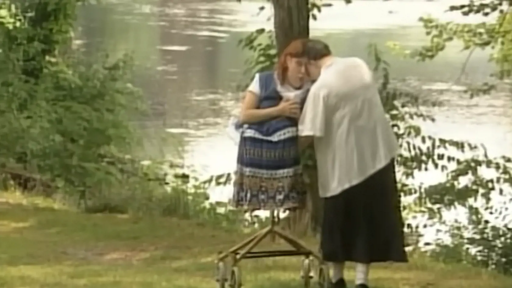 Ich jedinečný príbeh sa zapísal do histórie, keď sa stali prvými transrodovými siamskými dvojčatami. Mimoriadna láska súrodencov a ich vzájomná podpora slúžia ako svedectvo o sile ľudského spojenia a snahe o dosiahnutie šťastia bez ohľadu na okolnosti.