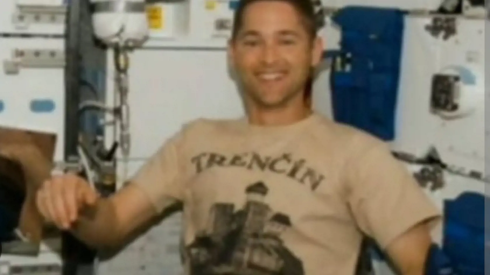 Ján Vitko sa môže popýšiť tým, že jeho obraz sa dostal dokonca mimo našu planétu. Spolu s americkým astronautom Jamesom Duttonom putovalo tričko s jeho kresbou Trenčianskeho hradu do vesmíru.