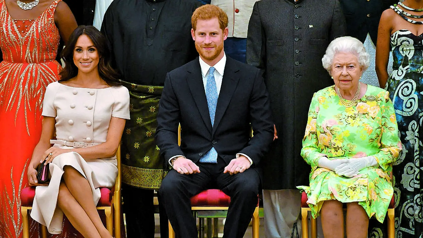 Kráľovná Alžbeta mala princa Harryho požiadať, aby sa s Meghan rozviedol, kým mu nezlomí srdce a kým to nezničí celú ich rodinu.