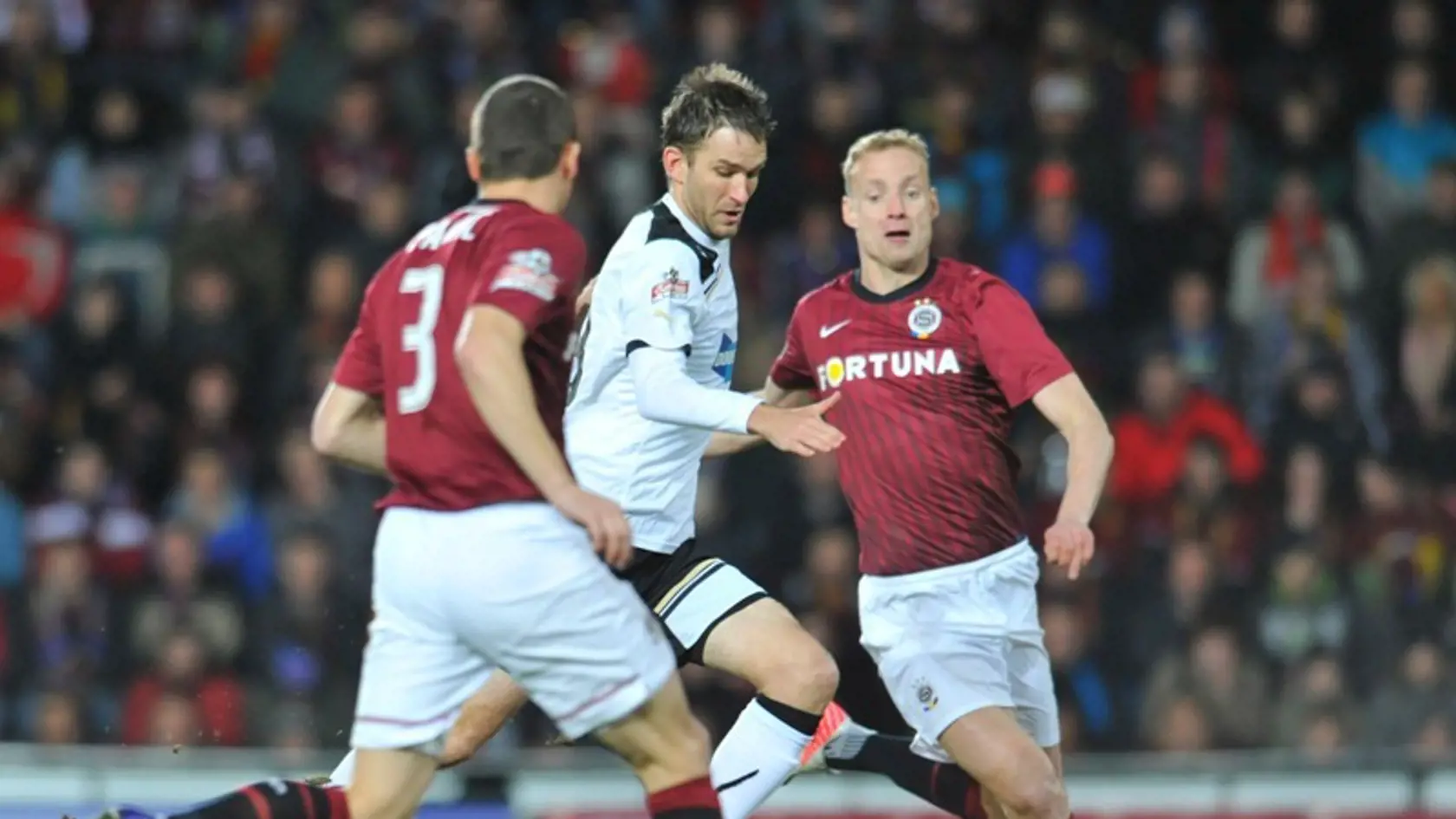 Paclíkova Plzeň (v strede
jej slovenský hráč Bakoš) je
po výhre na Sparte v českej
lige už na treťom mieste.