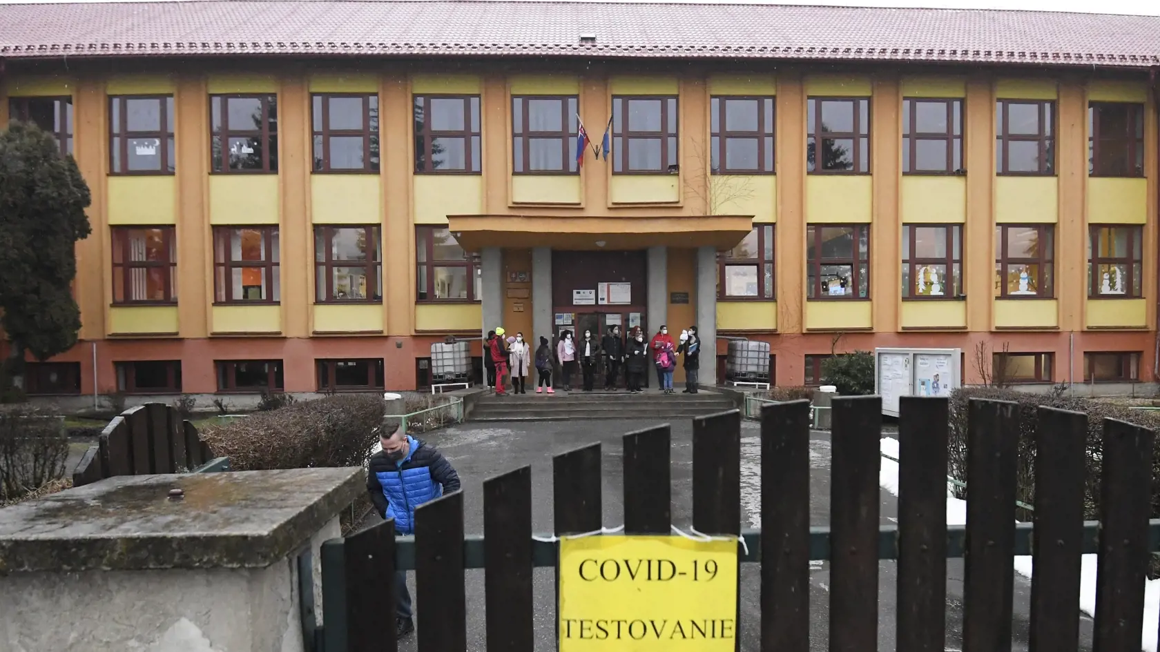 V Košiciach sa od pondelka školy neotvorili. Na snímke otvorená základná škola v Družstevnej pri Hornáde v okrese Košice – okolie 8. februára 2021. FOTO TASR – František Iván