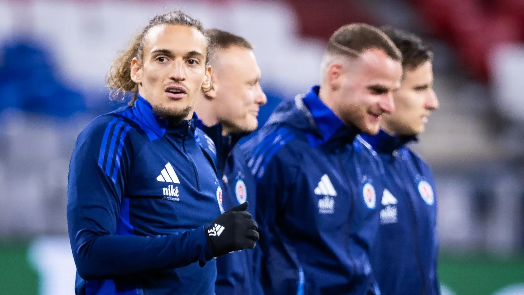 Predzápasový tréning Slovanu Bratislava pred zápasom ligovej fázy Ligy majstrov FC Bayern Mníchov - ŠK Slovan Bratislava. Na snímke Július Szoke.