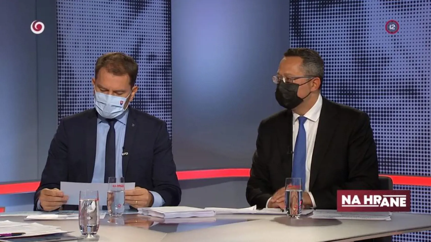 Matovič Kamenického návrh okomentoval tak, že by s tým nemal najmenší problém. "A veľmi rád by som znížil aj platy poslancov, ktoré tuto pán Kamenický zvýšil o 1000 eur v čistom, súhlasil s tým ako minister financií," dodal Matovič s tým, že to považoval za mimoriadne nezodpovedné. Kamenického volanie po znižovaní platov preto považuje za farizejské.