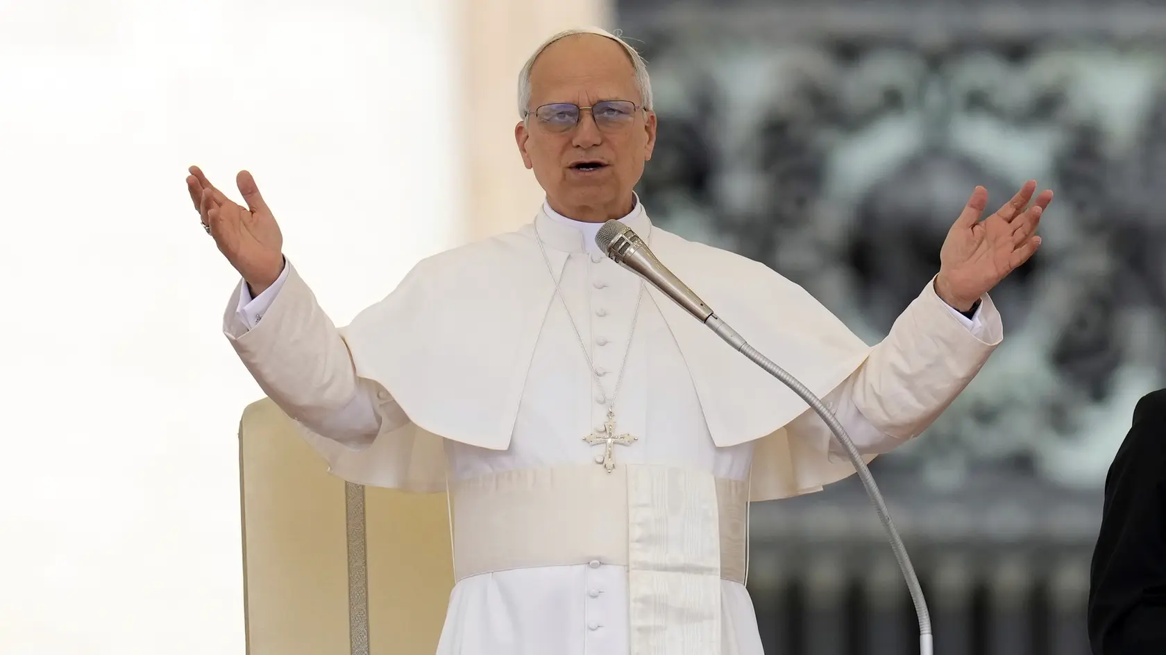 Na snímke novozvolený pápež Lev XIV. počas jeho prvej generálnej audiencie vo Vatikáne 21. mája 2025. 
 


Pope Leo XIV holds his first weekly general audience in St. Peter's Square at The Vatican, Wednesday, May 21, 2025. (AP Photo/Gregorio Borgia)