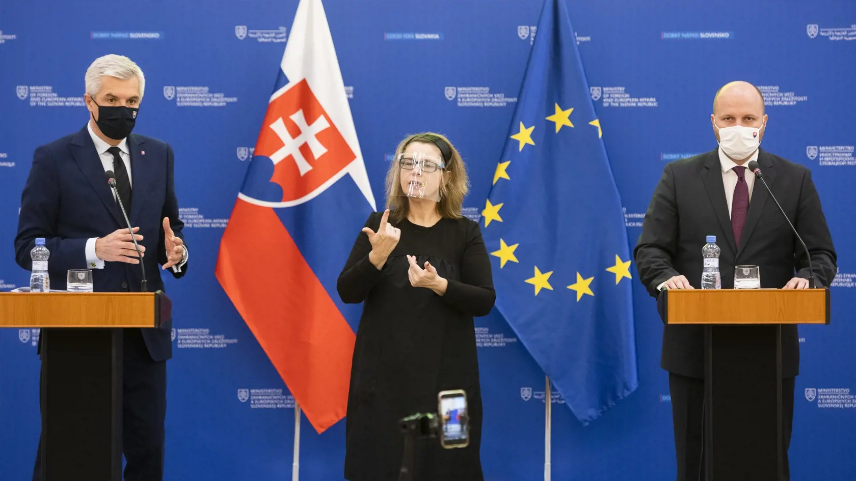 Na snímke vľavo minister zahraničných vecí a európskych záležitostí SR Ivan Korčok (nominant SaS) a vpravo minister obrany SR Jaroslav Naď (OĽaNO) počas tlačovej konferencie k predstaveniu návrhov novej Bezpečnostnej a Obrannej stratégie Slovenskej republiky v Bratislave 8. decembra 2020. FOTO TASR - Jaroslav Novák