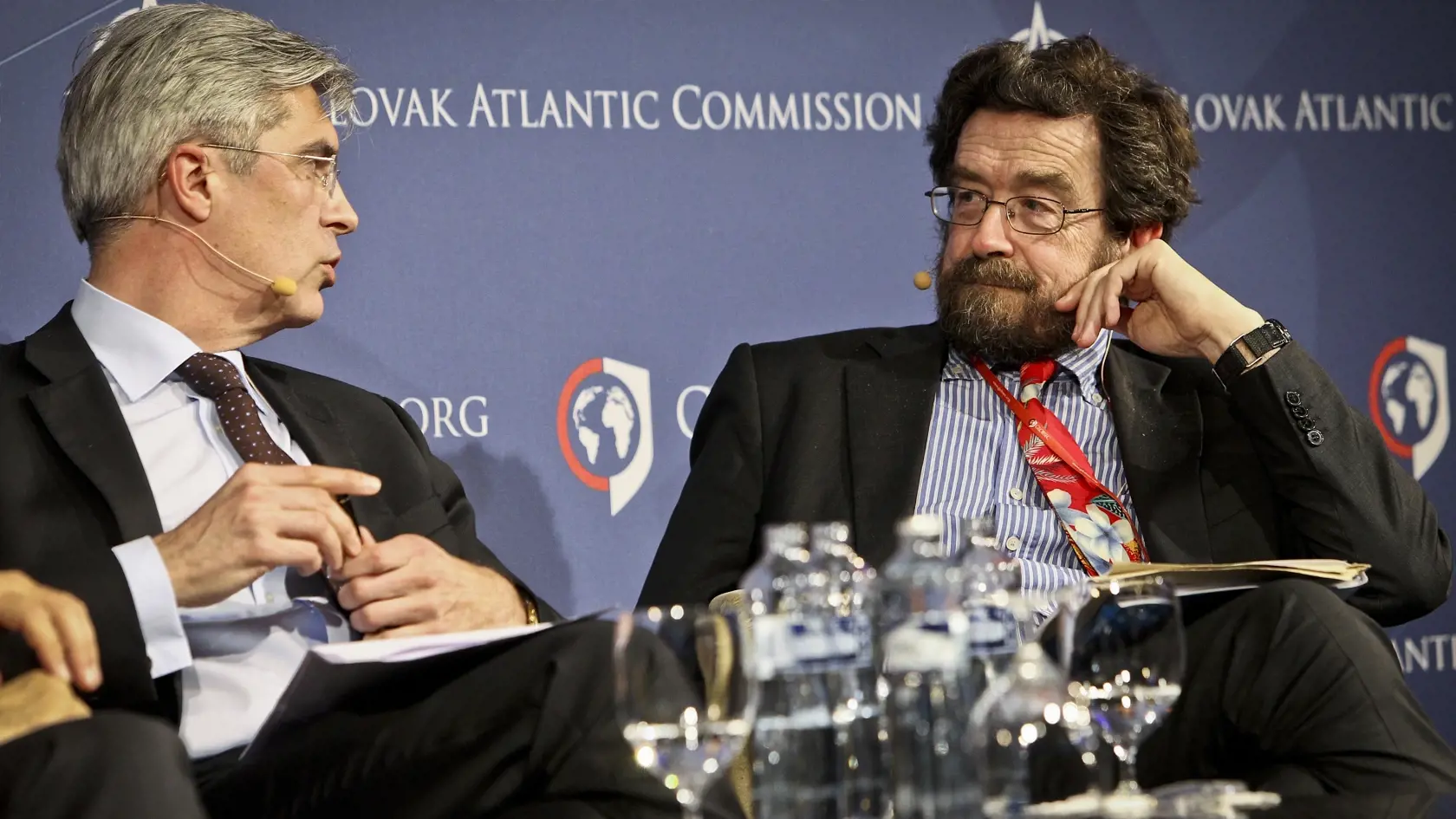 Na snimke zlava velvyslanec slovenskej republiky pri EU Ivan Korcok a profesor Institutu pre ekonomicky a socialny vyskum Trinity College v Dubline John Fitzgerald pocas diskusie o europskej ekonomickej integracii v ramci siedmeho rocnika Bratislavskeho Globalneho bezpecnostneho fora GLOBSEC 2012.