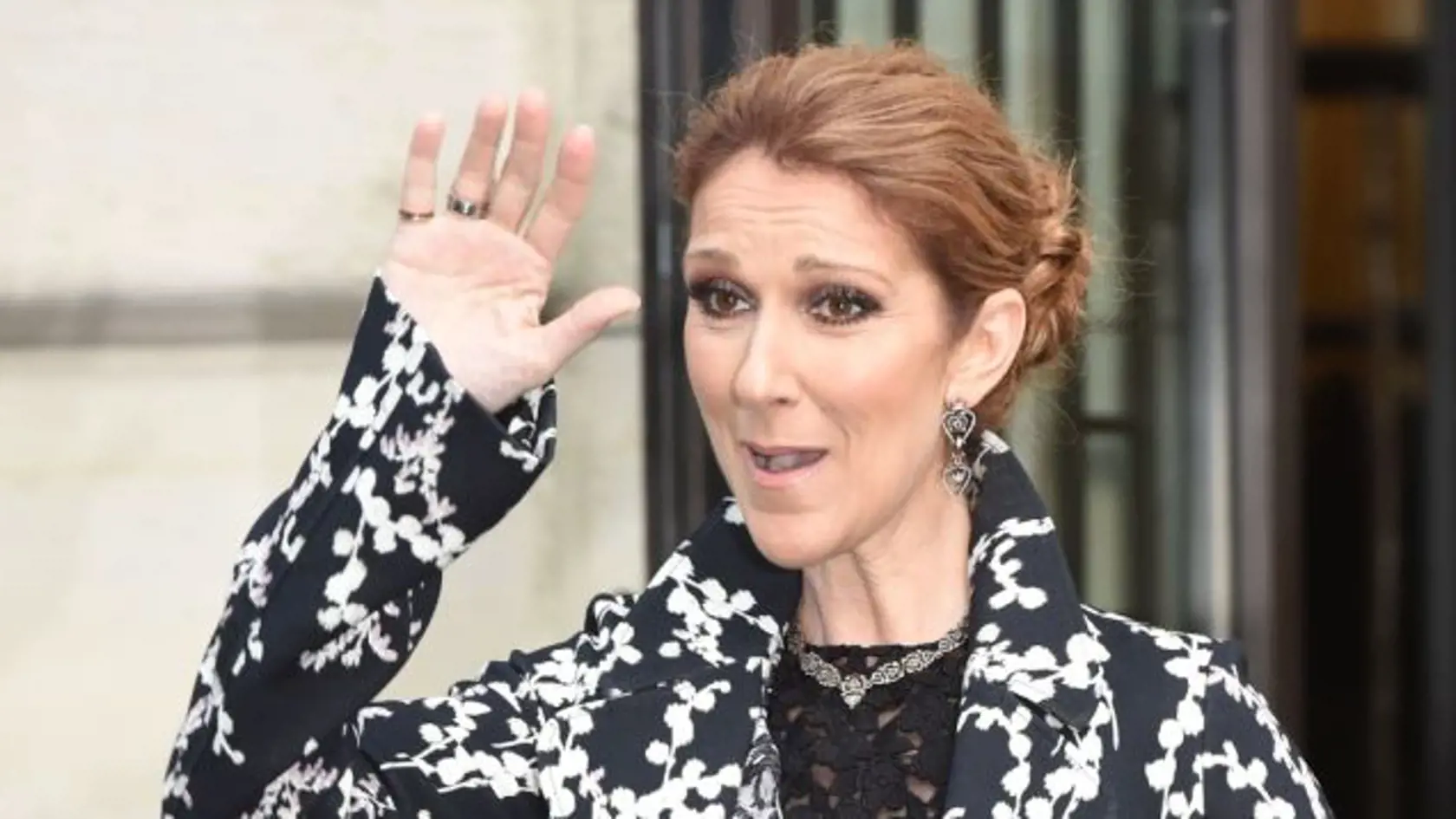 Speváčka Céline Dion sa už koncom minulého roka zverila svojím fanúšikom, že trpí syndrómom stuhnutého človeka (SPS), ktorý napáda aj jej hlasivky a mimiku tváre. Ochorenie žiaľ nie je liečiteľné, pomocou liekov a špeciálnych cvičení sa však dá spomaliť.